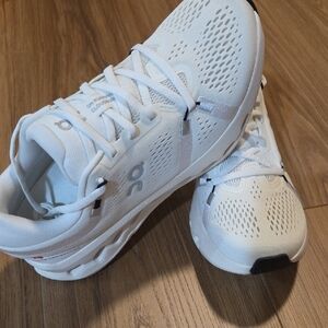 Women's On Cloud Surfer Shoes White Size 9